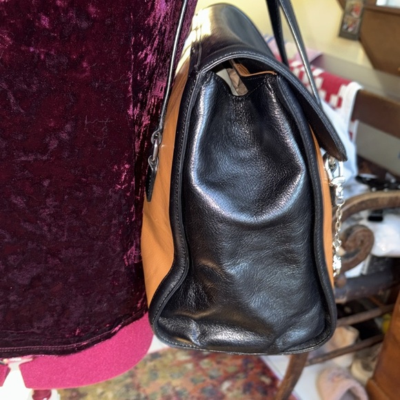 DKNY  vintage  shoulder bag  large leather  black/brown. Silvertone HW. Excellen - Picture 9 of 17